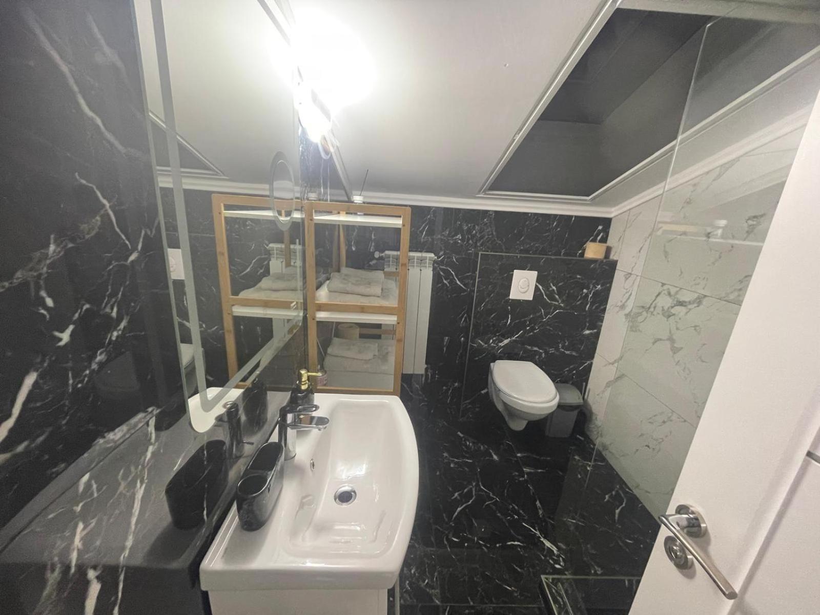 Apartament 2 Camere Tirgu Jiu Тыргу-Жиу Экстерьер фото